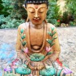 Virágos-Buddha-szobor-mahagóni-fából
