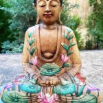 Virágos-Buddha-szobor-mahagóni-fából-2