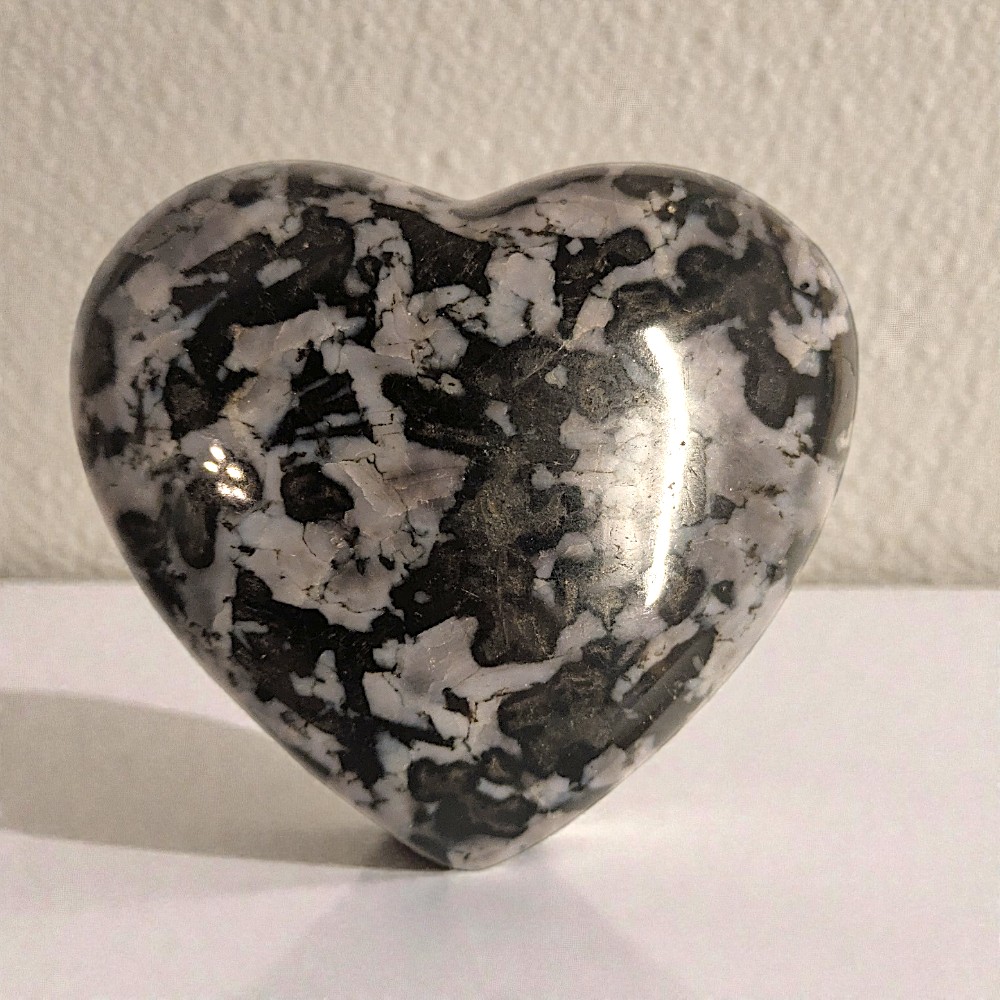 Indigo gabbro ásványszív (8x7 cm)